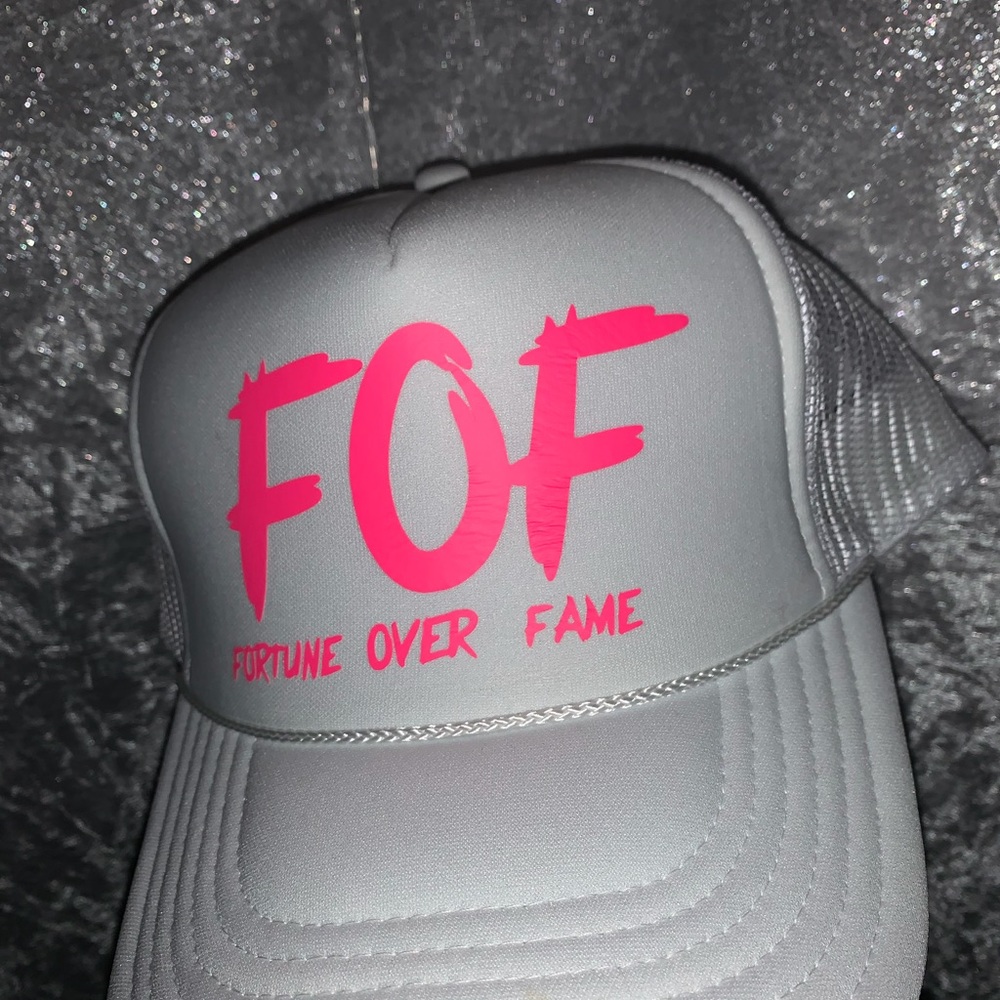 Hat 🧢 - Picture 3 of 3